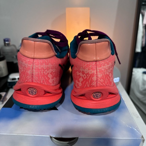 Nike Kyrie 4 Lows 1 World 1 People Size 10.5 - Picture 4 of 6